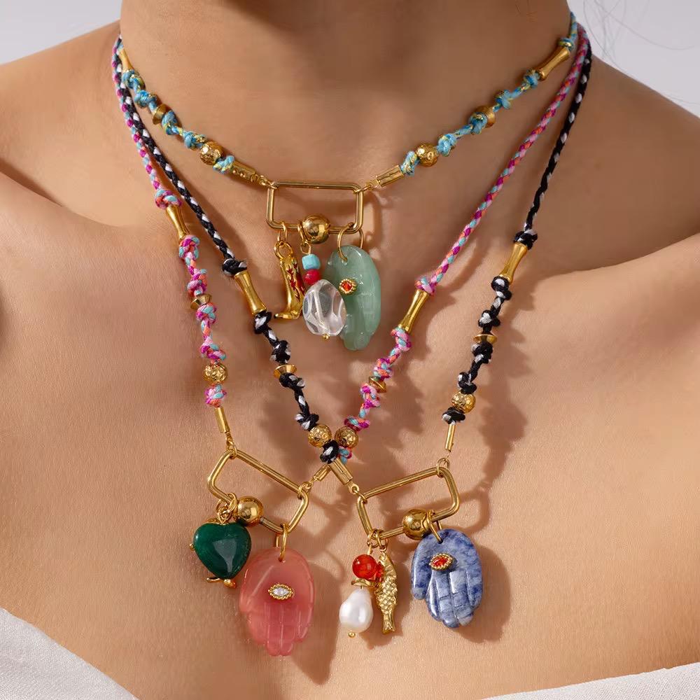 Collar lucky hand